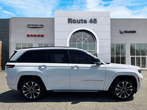 Used 2023 Jeep Grand Cherokee Overland AWD/4WD image 6