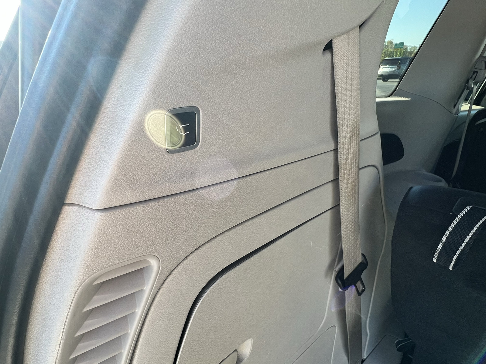 Used 2024 Chrysler Pacifica Limited FWD image 27
