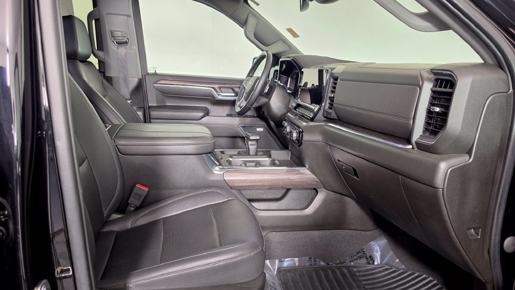 Used 2023 Chevrolet Silverado 1500 LTZ w/ LTZ Convenience Package II AWD/4WD image 30