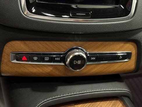 Certified 2023 Volvo XC90 B6 Plus AWD/4WD image 17