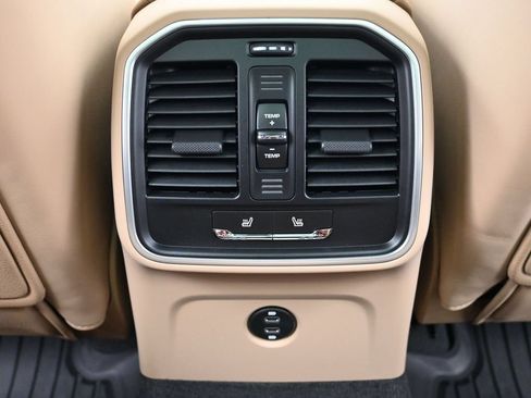 Certified 2026 Porsche Macan AWD/4WD image 8