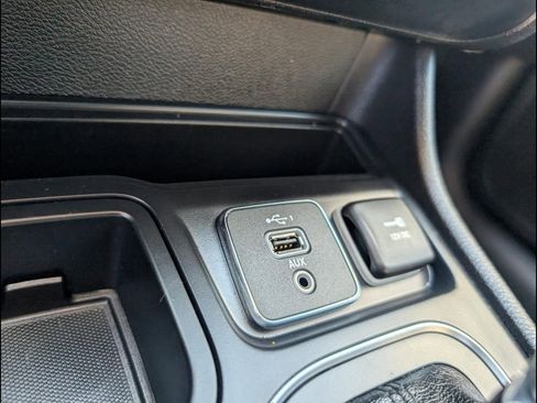 Used 2019 Jeep Cherokee Latitude w/ Popular Appearance Group image 16