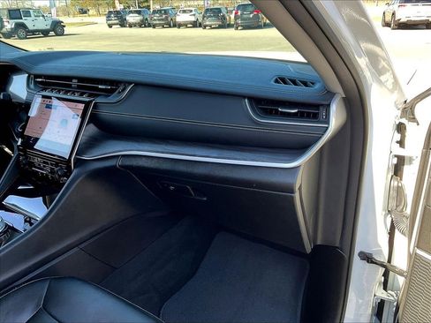 Used 2022 Jeep Grand Cherokee L Limited w/ Black Appearance Package image 13