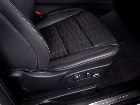 Used 2026 Cadillac Escalade Platinum Sport w/ LPO, Floor Liner Package AWD/4WD image 59