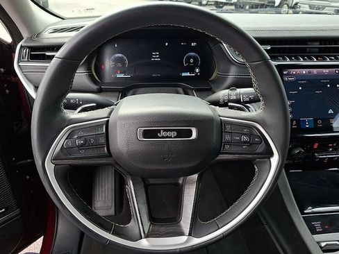 Used 2023 Jeep Grand Cherokee Limited w/ Black Appearance Package AWD/4WD image 16