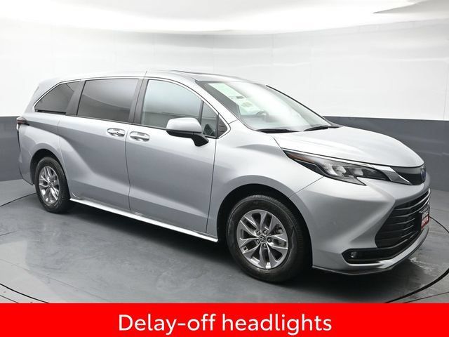 Used 2025 Toyota Sienna XLE FWD image 9