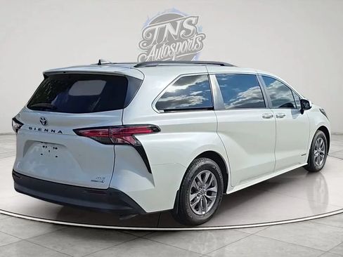 Used 2021 Toyota Sienna XLE FWD image 5