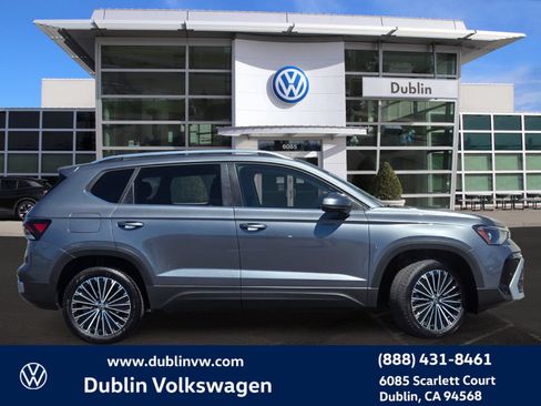 Certified 2025 Volkswagen Taos SE w/ Panoramic Sunroof Package FWD image 3