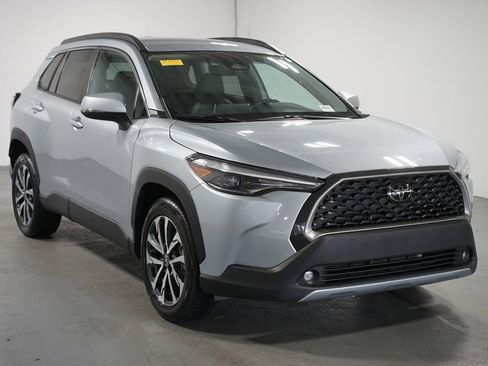 Used 2024 Toyota Corolla Cross XLE image 3