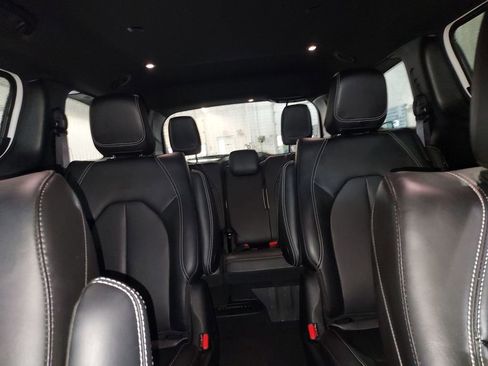 Used 2024 Chrysler Pacifica Select image 13