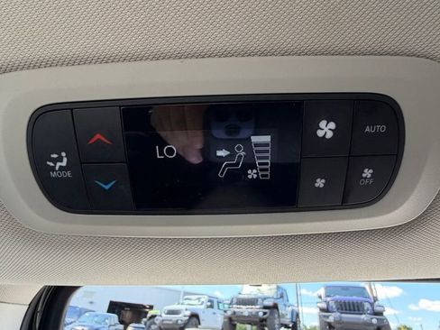 Certified 2023 Chrysler Pacifica Touring-L FWD image 25