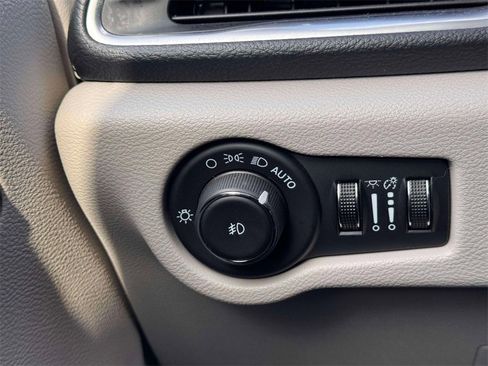 Used 2024 Chrysler Pacifica Limited image 16