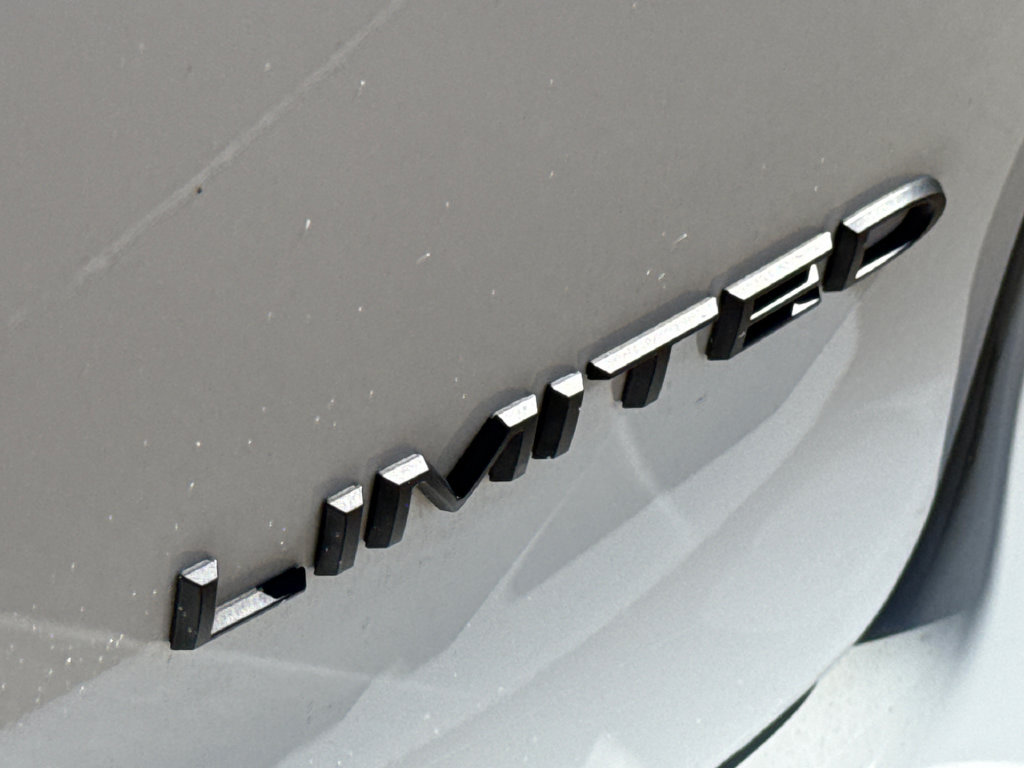 Used 2025 Chrysler Pacifica Limited FWD image 9