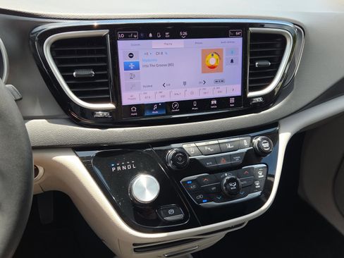 Used 2024 Chrysler Pacifica Touring-L FWD image 20