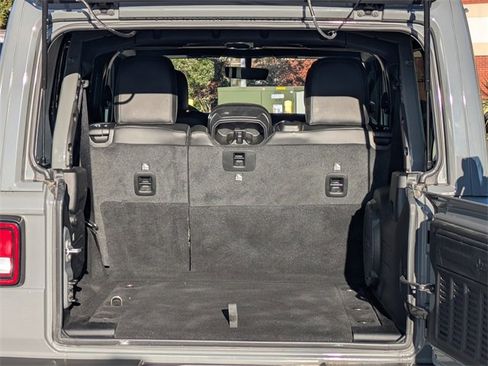 Used 2022 Jeep Wrangler Unlimited Sahara w/ Cold Weather Group image 13