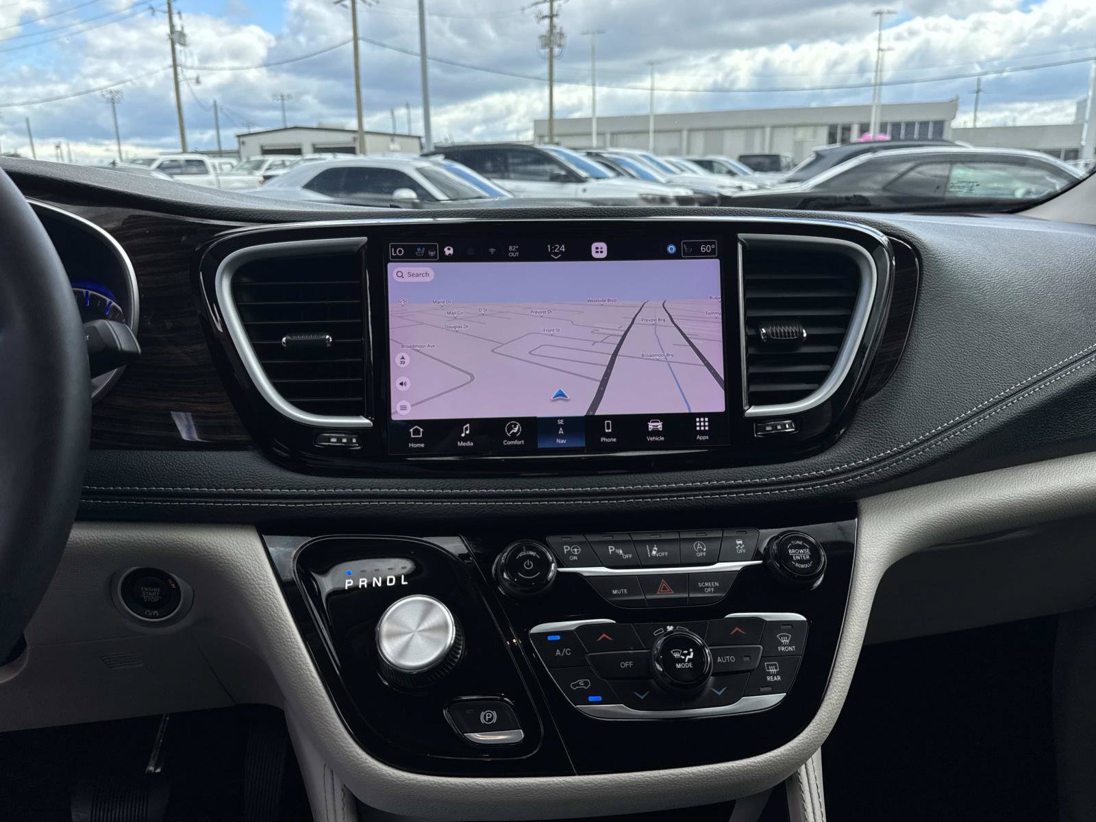 Used 2024 Chrysler Pacifica Limited FWD image 26