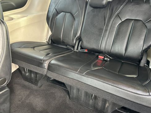 Used 2022 Chrysler Pacifica Touring-L image 19