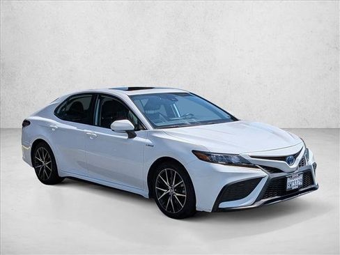 Used 2021 Toyota Camry SE w/ Audio Upgrade Package FWD image 3