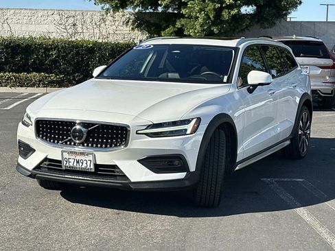 Certified 2023 Volvo V60 B5 Cross Country Ultimate w/ Climate Package image 8