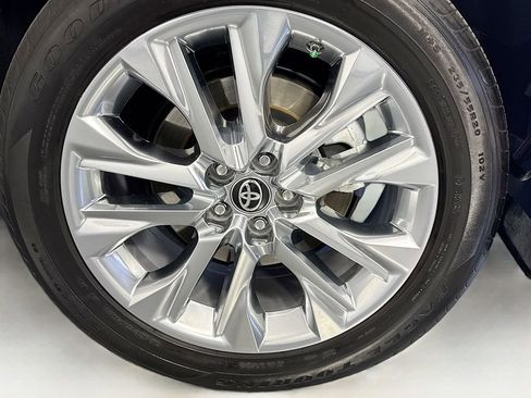 Used 2024 Toyota Highlander Limited image 37