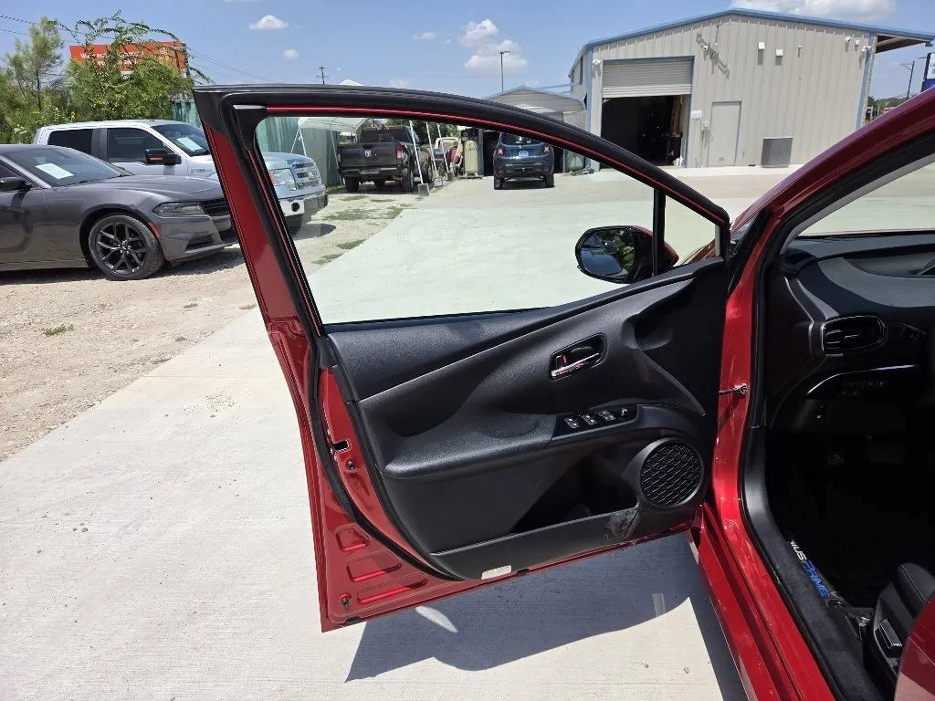 Used 2017 Toyota Prius Prime Advanced FWD image 11