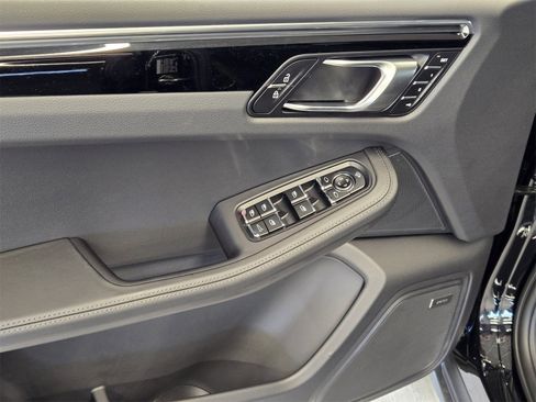 Used 2025 Porsche Macan Base image 15