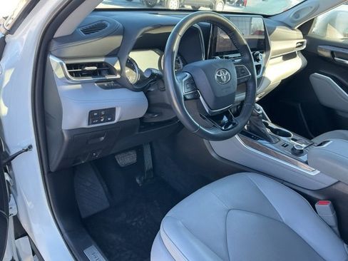 Used 2021 Toyota Highlander Limited image 11