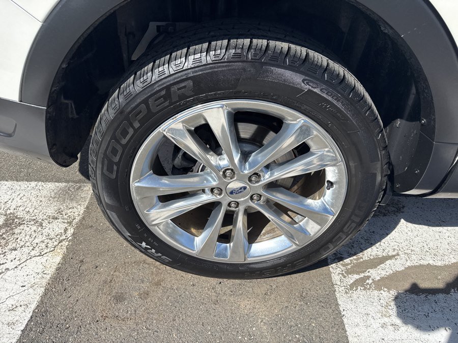 Used 2019 Ford Explorer XLT w/ Equipment Group 202A AWD/4WD image 11