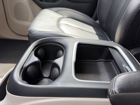 Used 2023 Chrysler Pacifica Touring-L image 22