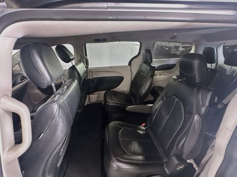 Used 2018 Chrysler Pacifica Touring-L FWD image 27