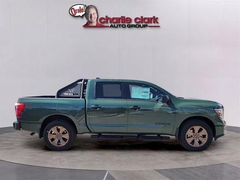 Used 2024 Nissan Titan SV w/ SV Bronze Edition Package image 8