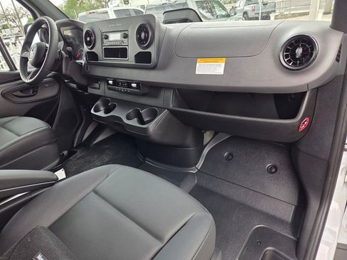 Used 2025 Mercedes-Benz Sprinter 2500 image 18