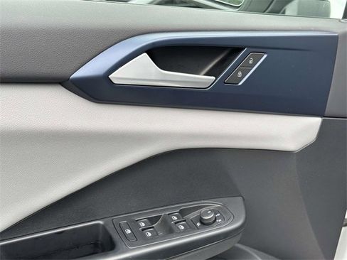 Certified 2022 Volkswagen Taos SE w/ Panoramic Sunroof Package image 13