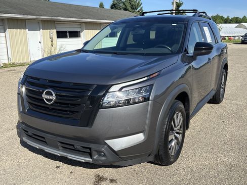Used 2023 Nissan Pathfinder SL w/ Black Appearance Package AWD/4WD image 11