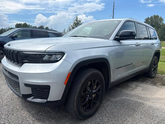 Used 2025 Jeep Grand Cherokee L Altitude RWD image 2