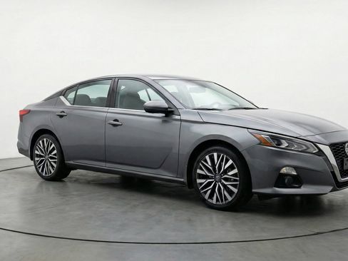 Used 2025 Nissan Altima 2.5 SV FWD image 1