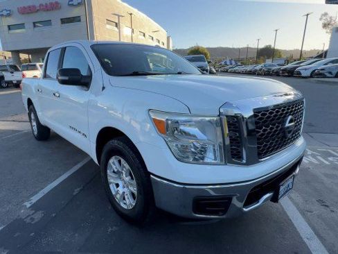 Used 2018 Nissan Titan SV image 2
