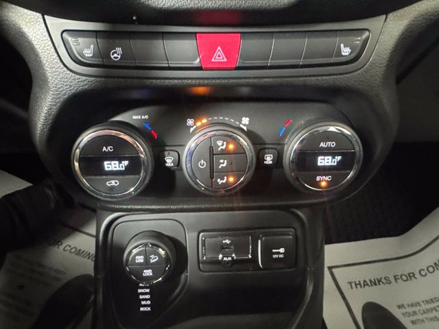 Used 2016 Jeep Renegade Trailhawk w/ Premium Trailhawk Package AWD/4WD image 15