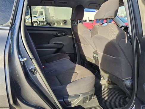 Used 2023 Toyota Highlander LE image 12