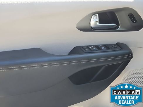 Used 2022 Chrysler Pacifica Touring-L image 44