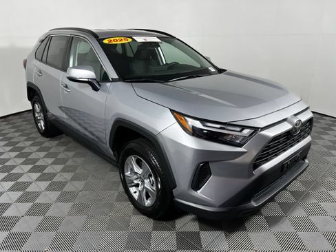 Used 2025 Toyota RAV4 XLE AWD/4WD image 3