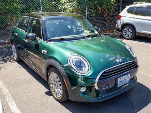 Used 2018 MINI Cooper 4-Door Hardtop FWD image 3