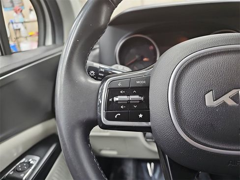 Used 2024 Kia Carnival LX image 17