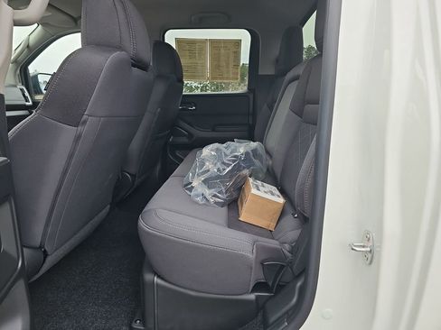 Used 2025 Nissan Frontier SV w/ SV Convenience Package image 17