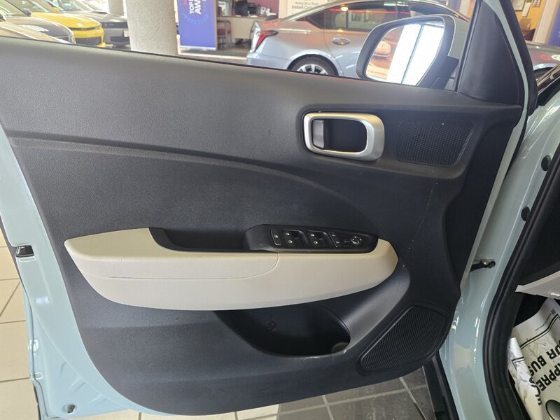 Used 2025 Hyundai Venue SEL FWD image 6