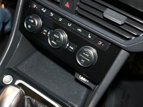 Used 2019 Volkswagen Jetta SE w/ Cold Weather Package image 42