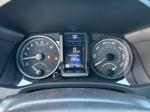 Used 2022 Toyota Tacoma TRD Off-Road w/ Technology Package image 23