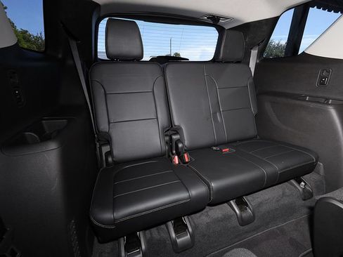 Used 2019 Chevrolet Traverse Premier w/ Redline Edition FWD image 17
