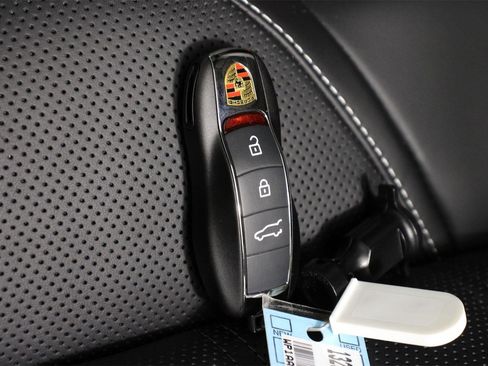 New 2026 Porsche Macan image 23