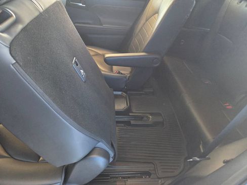 Used 2020 Toyota Highlander XLE AWD/4WD image 21